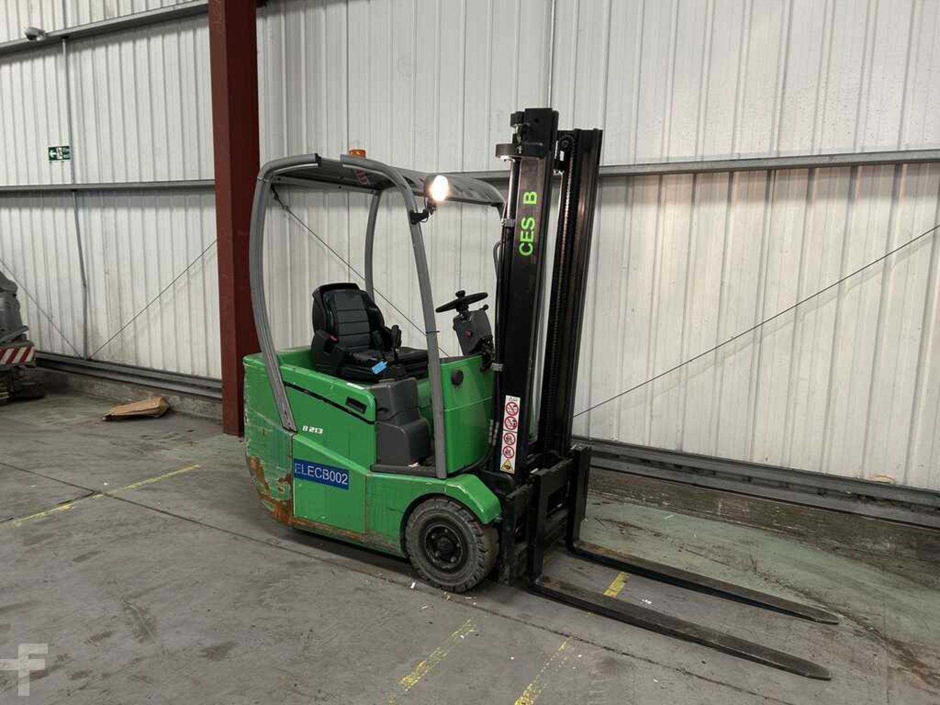 (2017) CESAB ELECTRIC 3-WHEEL FORKLIFT - B213 **(INCLUDES CHARGER)** - Image 5 of 6