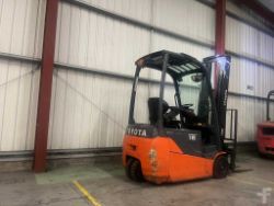 2012 TOYOTA ELECTRIC 3-WHEEL FORKLIFT 8FBET16**(INCLUDES CHARGER)**