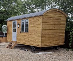 ** BRAND NEW ** UNUSED SHEPHERD'S HUT HOLIDAY HOME