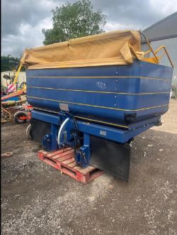 KRM M2 FERTILIZER SPREADER