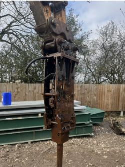 JCB 13-TON HYDRAULIC BREAKER (65MM PINS)