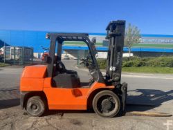 TOYOTA LPG FORKLIFT - MODEL 7FGCU55 (2005)