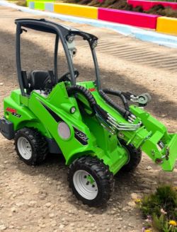 2022 AVANT 423 PIVOT STEER LOADER