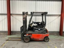 **(INCLUDES CHARGER)** 2005 LINDE E18P-02 ELECTRIC 4-WHEEL FORKLIFT