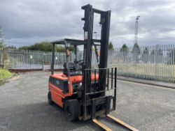 **(INCLUDES CHARGER)** TOYOTA ELECTRIC 4-WHEEL FORKLIFT – MODEL FBM20