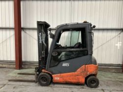 **(INCLUDES CHARGER)** TOYOTA ELECTRIC 4-WHEEL FORKLIFT – MODEL 8FBM20T