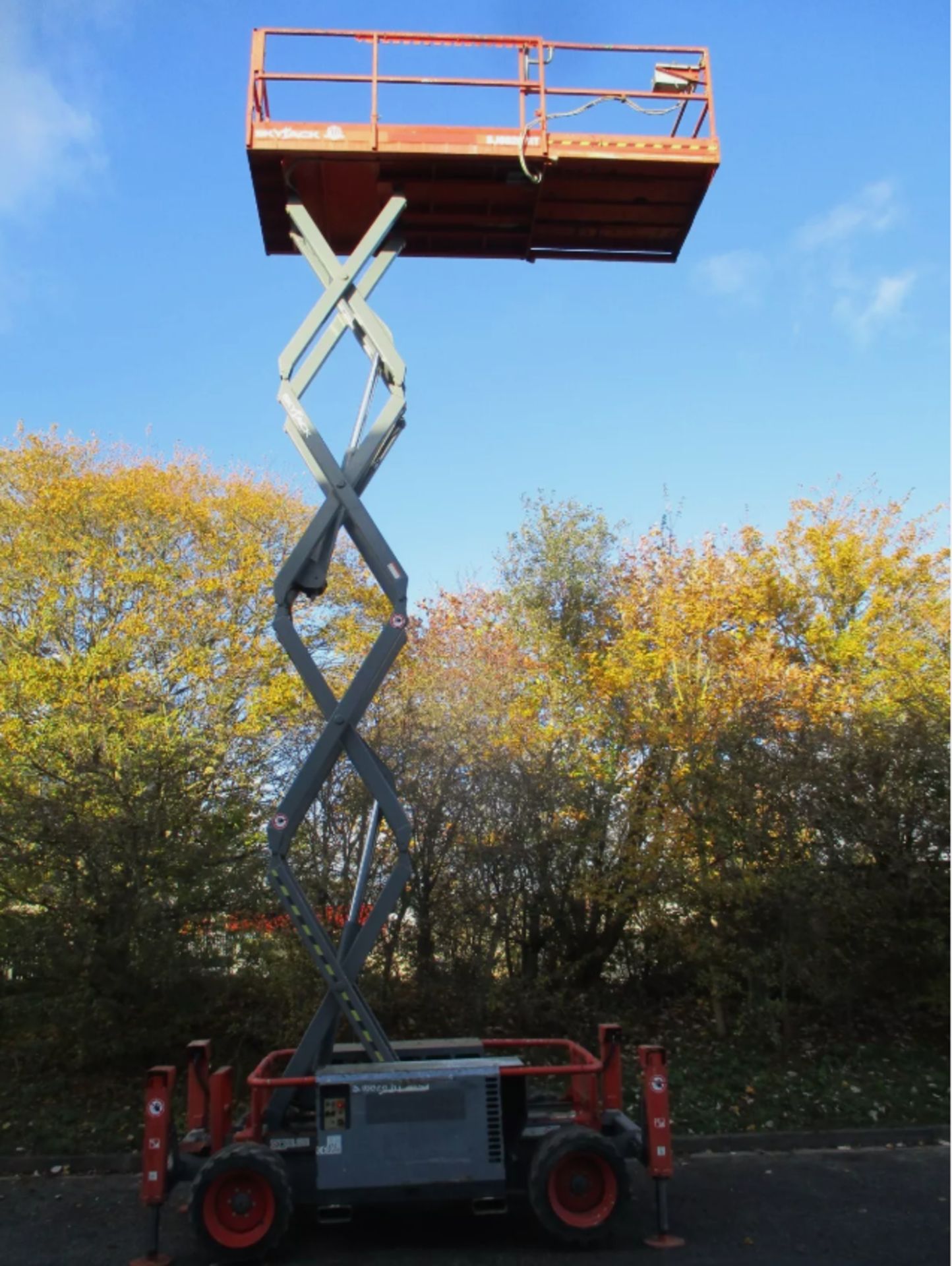 2015 SKYJACK SJ6826 SCISSOR LIFT ACCESS PLATFORM - Image 4 of 13