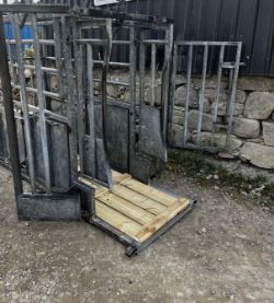 IAE CATTLE CRUSH – HOOF TRIM TRIMMING CRUSH