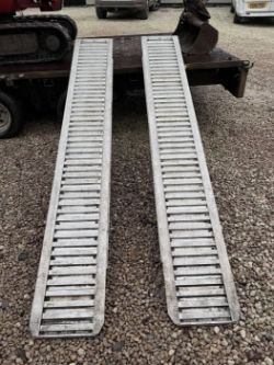 IFOR WILLIAMS ALUMINIUM LOADING RAMPS >>--NO VAT ON HAMMER--<<