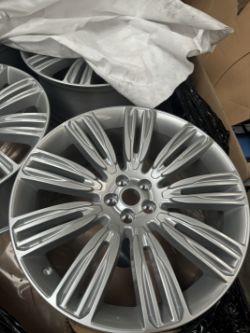 PALLET OF X9 LR093330 22” ALLOY WHEELS FOR RANGE ROVER VELAR BRAND NEW - RRP £9,500