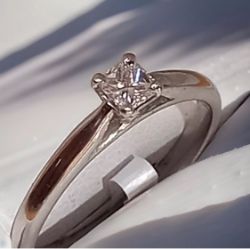 0.22CT PRINCESS CUT DIAMOND SOLITAIRE ENGAGEMENT RING/9CT WHITE GOLD + GIFT BOX + CERT OF £1195