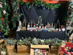 BRANDED PRODUCTS LIGHTS, DECORATIONS, WATER SPINNERS, LIGHT SCULPTURES & MUCH MORE! £1000