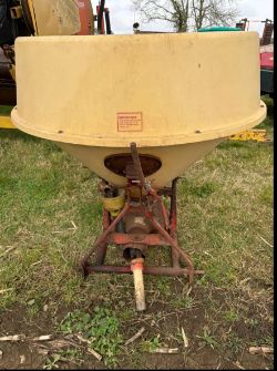 VICON 600 FERTILIZER SPREADER