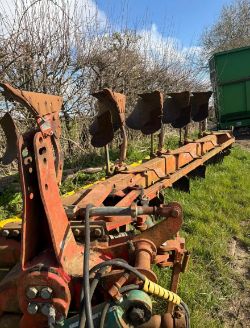 KVERNELAND 5 FURROW PLOUGH