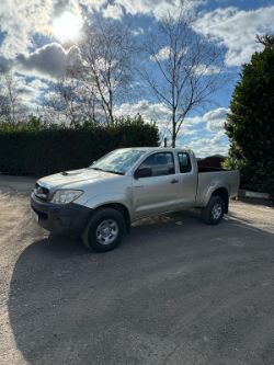 2010 TOYOTA HILUX HL2 D-4D 4X4 ECB – MANUAL – SILVER >>--NO VAT ON HAMMER--<<