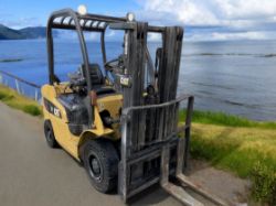 2004 CATERPILLAR DP25N 2.5T DIESEL FORKLIFT | TRIPLEX MAST | 1,758 HOURS