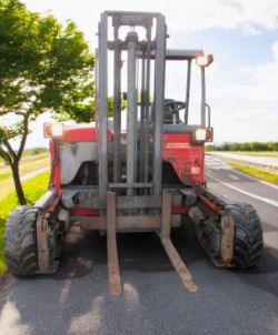2005 MOFFETT MOUNTY M8 25.4 FORKLIFT – 4-WAY STEER – SIDE LOADER – KUBOTA DIESEL