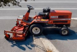 KUBOTA F2000 4WD HYDROSTATIC DIESEL LAWN MOWER – ROTARY DECK