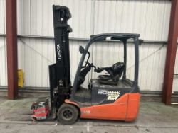 **(INCLUDES CHARGER)** TOYOTA 8FBE20T ELECTRIC FORKLIFT (2019)