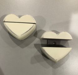 200 X ADJUSTABLE SHELF CLAMPS - HEART CLIPS IN RUSTIC WHITE (ADJUSTABLE TO FIT 6-22MM THICK SHELF)