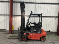 **(INCLUDES CHARGER)** LINDE E20P-02 ELECTRIC 4-WHEEL FORKLIFT – 2002