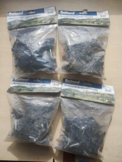 JOBLOT OF 4X RUTLAND WOOD SCREW-IN INSULATOR BAGS (20PCS EACH) FOR 12-40MM TAPE – NEW & UNOPENED.
