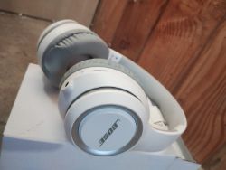 BOSE DR90 WIRELESS BLUETOOTH HEADPHONES, WHITE, NEW.