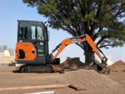 2019 DOOSAN DX19 MINI EXCAVATOR – 1.9 TON – 897 HOURS – FULL CAB – Q/H – 3 BUCKETS