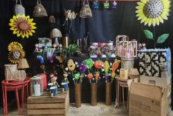 1 PALLET OF SUMMER LIGHTS/SOLAR, PLANTERS,STAKES , FEATURES,OUTDOOR,CANDLES,LANTERNS & MUCH MORE!