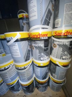APPROX 100 X TINS 5L SANDTEX HIGH COVER SMOOTH MASONRY PAINT RED