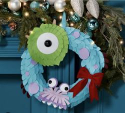 64 X BRAND NEW DISNEY MONSTERS INC XMAS WREATHS. IN ORIGINAL PACKAGING. RRP £ 2,560.00