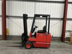 **(INCLUDES CHARGER)**LINDE E18 ELECTRIC FORKLIFT (1995)