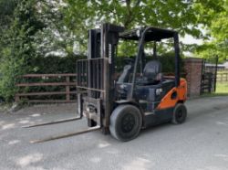 2018 DOOSAN D25S DIESEL FORKLIFT – 2000 HOURS – TRIPLEX MAST WITH SIDESHIFT