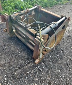 SILAGE/SHEAR GRAB SANDERSON BRACKETS (NO VAT ON HAMMER)