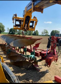 KVERNELAND LD85 6 FURROW PLOUGH