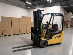 **(INCLUDES CHARGER)** 2006 CAT EP20NT ELECTRIC 3-WHEEL FORKLIFT – 2,000 KG CAPACITY