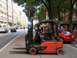 **(INCLUDES CHARGER)**LINDE E20PL-02 ELECTRIC FORKLIFT - 4 WHEEL | 2,000KG CAPACITY