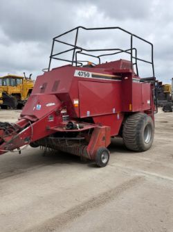 HESSTON 4750 SQUARE BALER