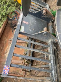 2014 CHERRY CF01HBW 8FT BUCKRAKE – MANITOU BRACKETS – HARDOX TINES