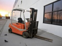**(INCLUDES CHARGER)** 2005 BT CBE20F 4-WHEEL ELECTRIC FORKLIFT – 2,000 KG CAPACITY
