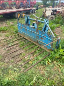 TWOSE BUCKRAKE – HEAVY-DUTY BALE HANDLING ATTACHMENT