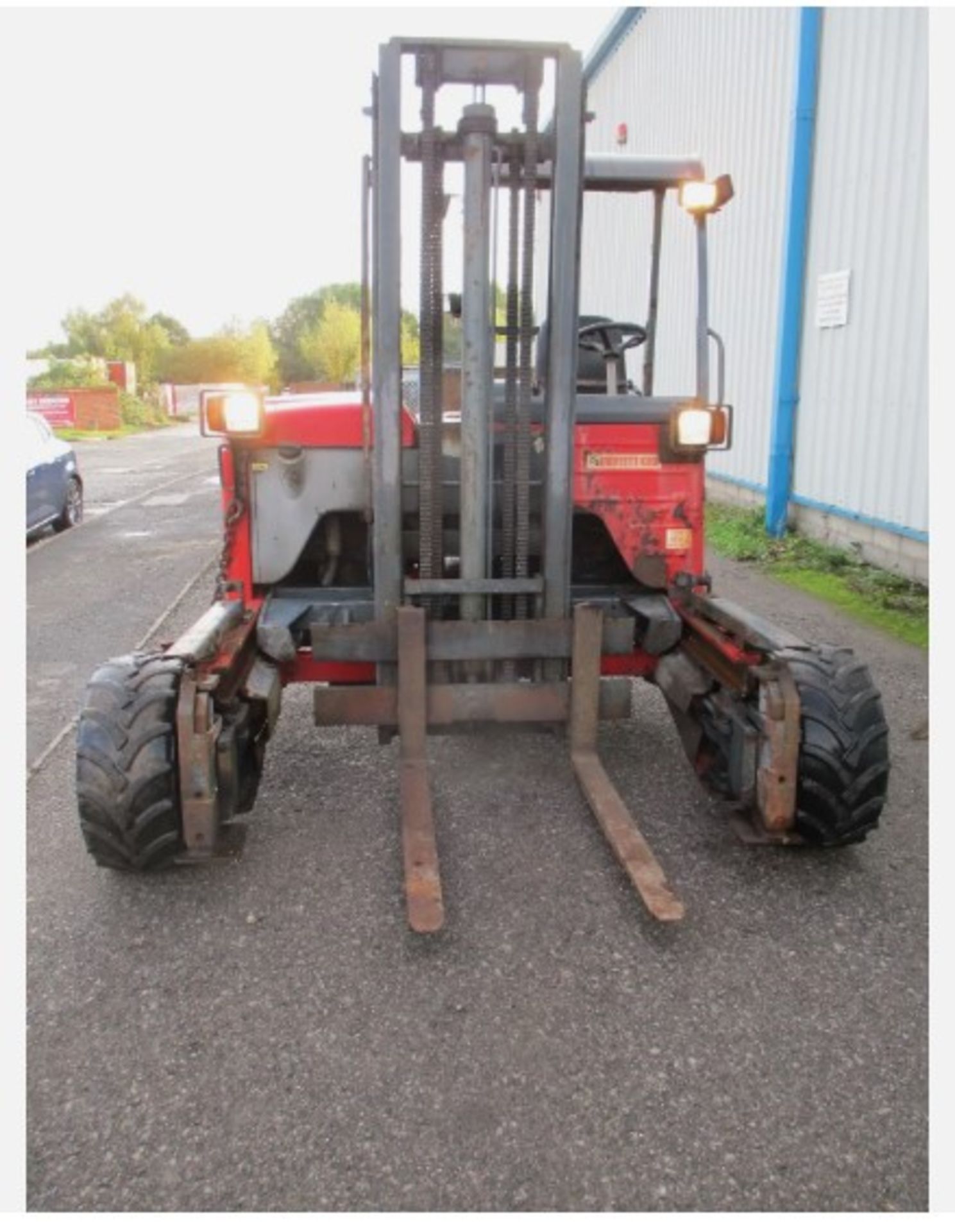 2005 MOFFETT MOUNTY M8 25.4 FORKLIFT – 2,500 KG LIFT CAPACITY – SIDE LOADER - Image 2 of 14