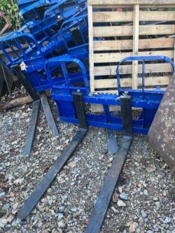 NEW PALLET FORKS WITH EURO 8 BRACKETS.