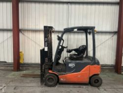 **(INCLUDES CHARGER)** TOYOTA 8FBM20T ELECTRIC FORKLIFT (2016)