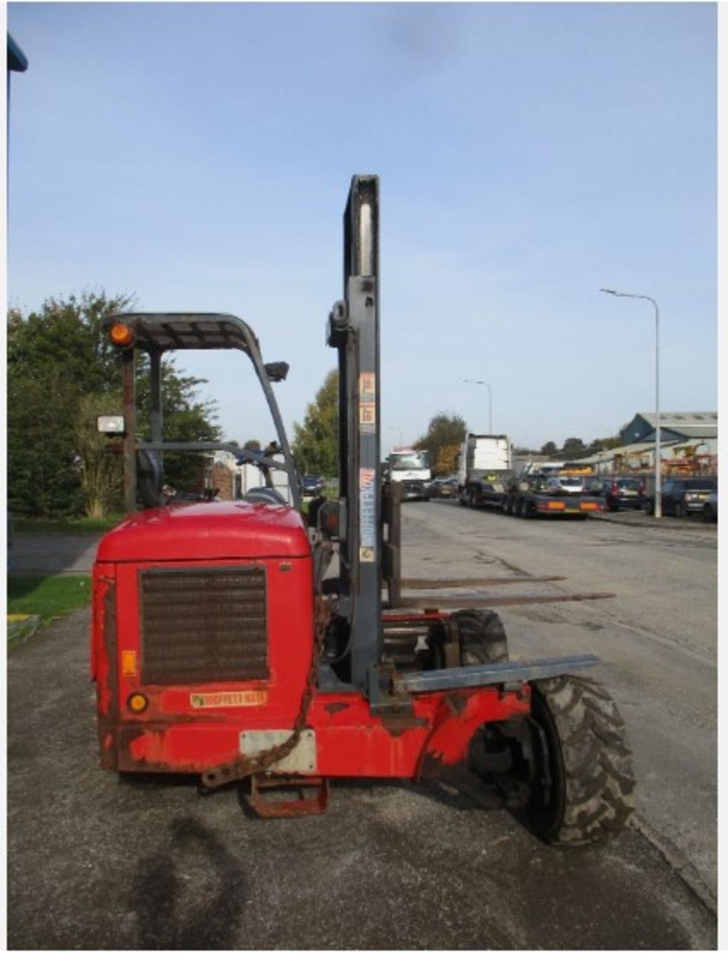 2005 MOFFETT MOUNTY M8 25.4 FORKLIFT – 2,500 KG LIFT CAPACITY – SIDE LOADER - Image 8 of 14