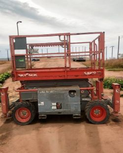 2014 SKYJACK 6832 SCISSOR LIFT ACCESS PLATFORM