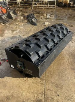 UNUSED VIBRATING ROLLER ATTACHMENT – SUIT SKIDSTEER/BOBCAT