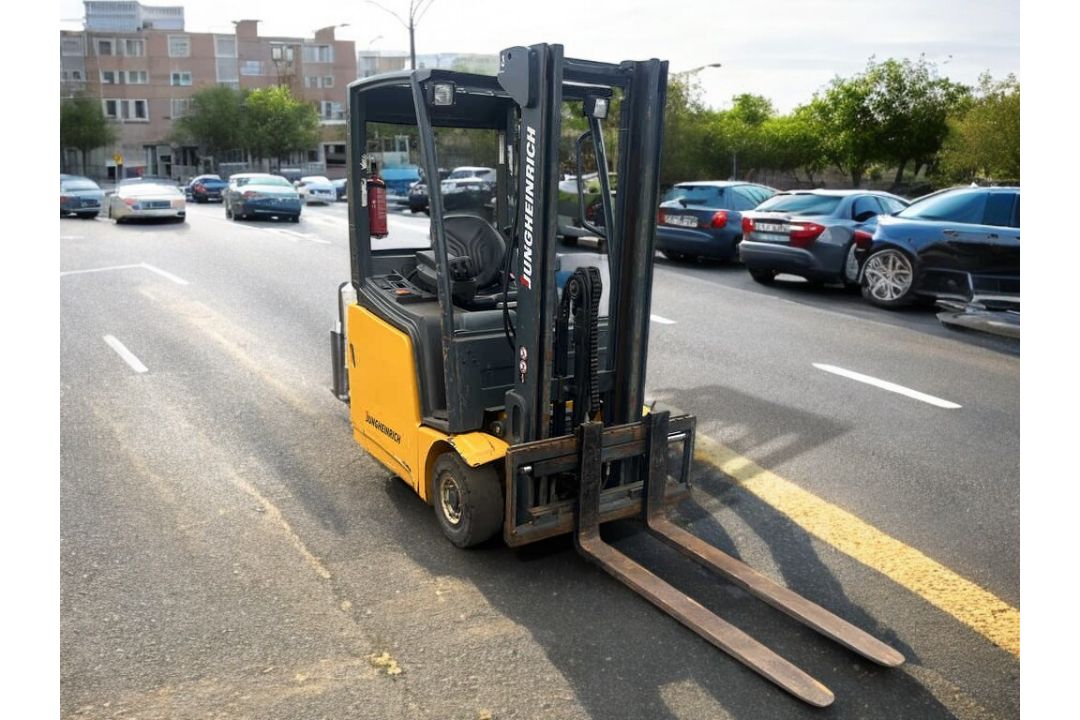 2009 JUNGHEINRICH EFG215 ELECTRIC FORKLIFT (3-WHEEL) **(INCLUDES CHARGER)** - Image 2 of 13