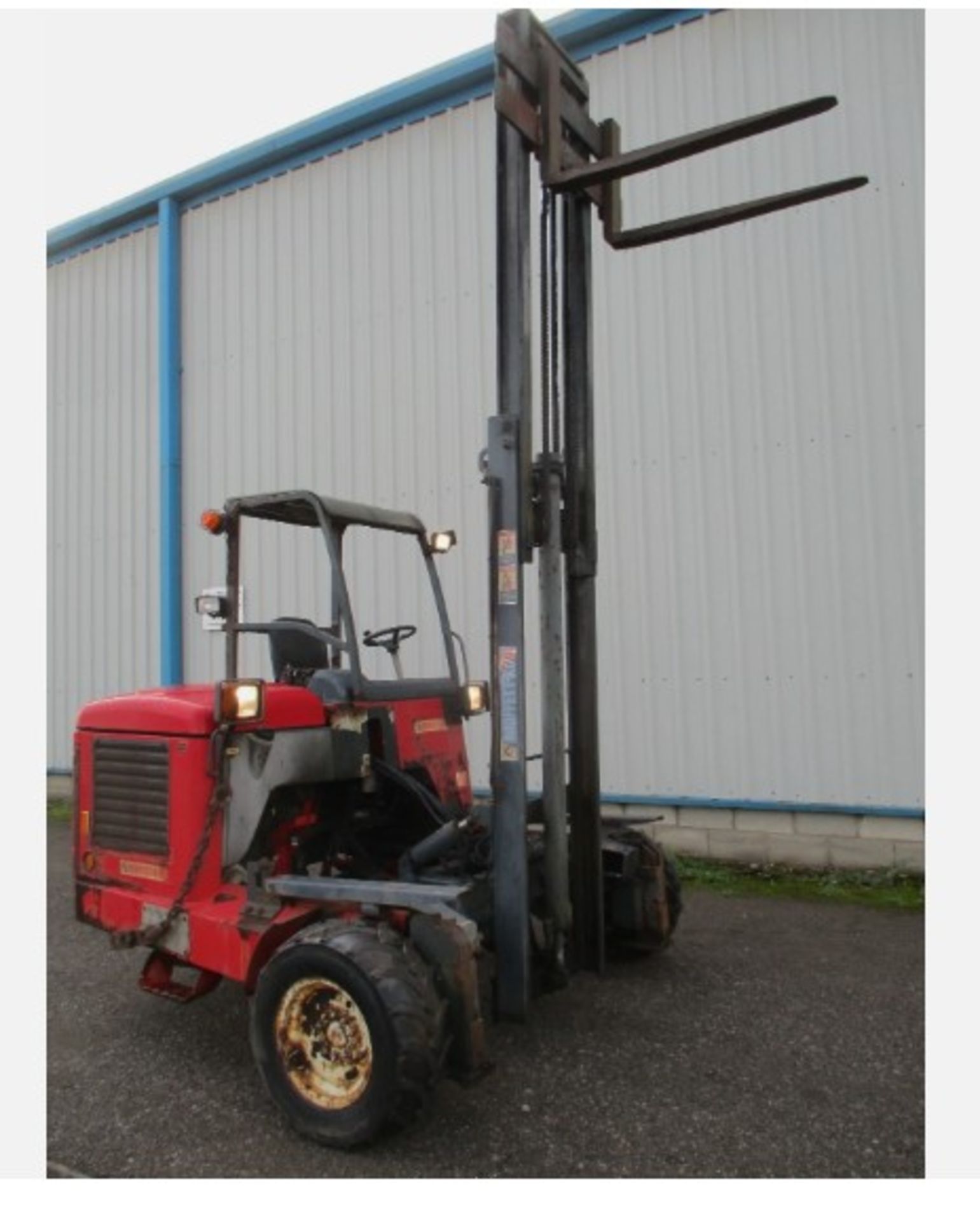 2005 MOFFETT MOUNTY M8 25.4 FORKLIFT – 2,500 KG LIFT CAPACITY – SIDE LOADER - Image 9 of 14