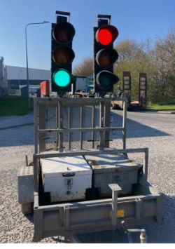 4X PIKE BATTERY-POWERED 2-WAY TRAFFIC LIGHTS – PORTABLE SIGNALING UNITS